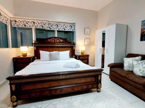 Private rooms in 3 bedroom apartment SKYNEST Homes marina pinnacle : photo 2 de la chambre chambre double avec salle de bains privative