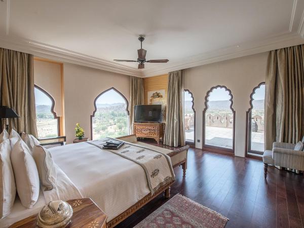 Fairmont Jaipur : photo 5 de la chambre fairmont suite cocktail hours at club lounge, butler on call,complimentary 2 pint of beer per room per stay, 20% off on spa,f&b and laundry, evening rituals shaam-e-khaas, happy hours ( buy 1 get 1) at anjum bar on selected beverages.