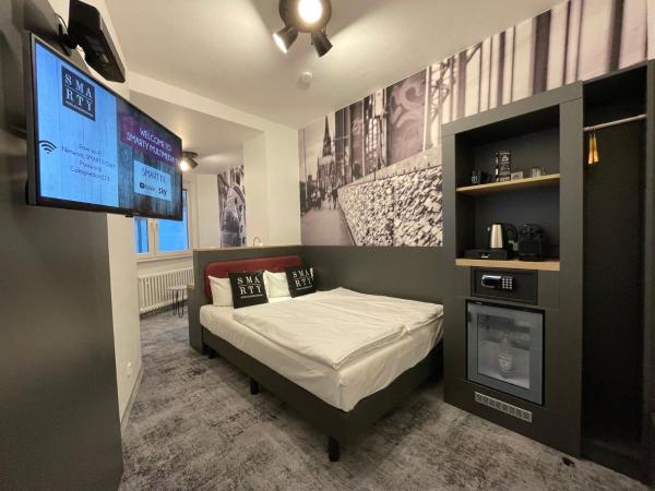 SMARTY Cologne Dom Hotel - Boardinghouse - KONTAKTLOSER SELF CHECK-IN : photo 5 de la chambre petite chambre double