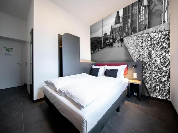 SMARTY Cologne Dom Hotel - Boardinghouse - KONTAKTLOSER SELF CHECK-IN : photo 9 de la chambre petite chambre double