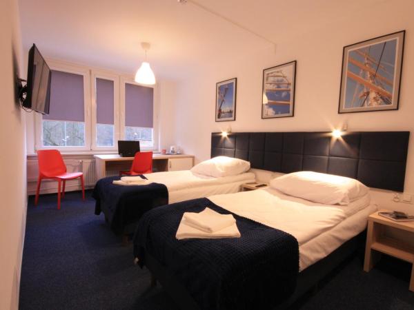 Studencki Dom Marynarza Pasat : photo 1 de la chambre chambre lits jumeaux avec salle de bains commune