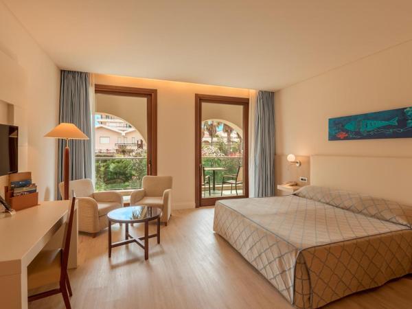 Smy Carlos V Wellness & Spa Alghero : photo 1 de la chambre chambre double supérieure avec balcon et vue sur le jardin