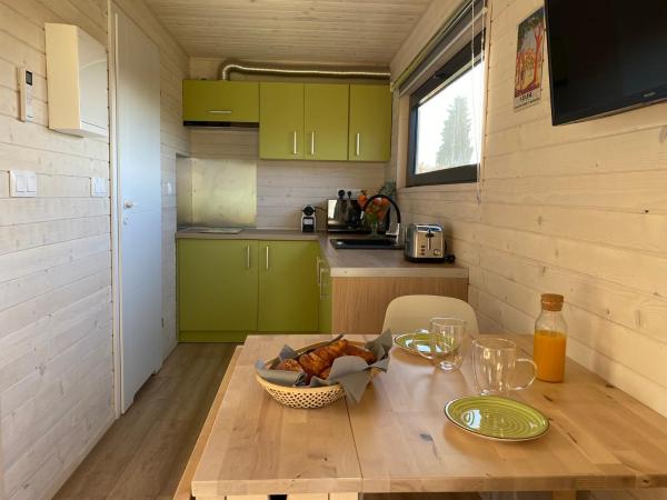 Les lodges de l'oliveraie de Virevent : photo 2 de la chambre studio - vue sur montagne