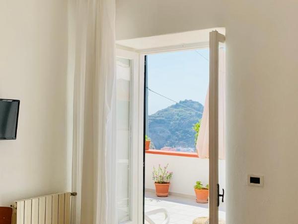 Pensione Casa Verde : photo 6 de la chambre chambre double ou lits jumeaux - vue latérale sur mer