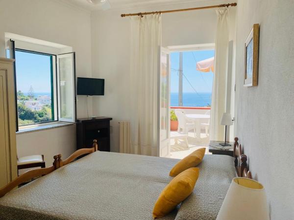 Pensione Casa Verde : photo 2 de la chambre chambre double ou lits jumeaux - vue latérale sur mer