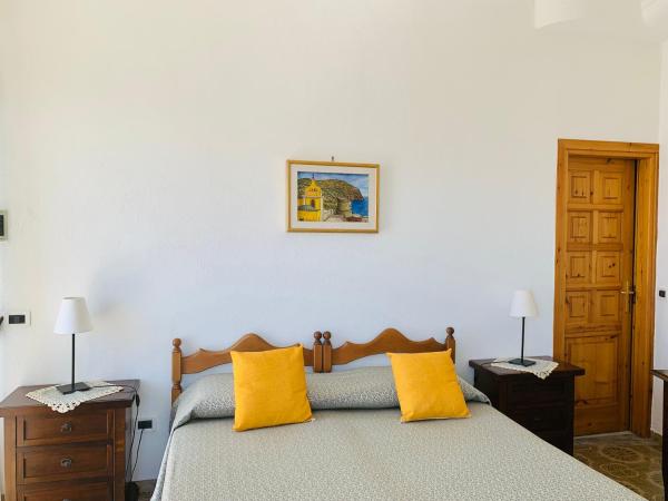 Pensione Casa Verde : photo 10 de la chambre chambre double ou lits jumeaux - vue latérale sur mer