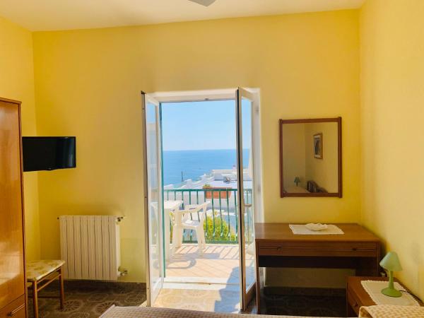 Pensione Casa Verde : photo 4 de la chambre chambre double ou lits jumeaux - vue sur mer