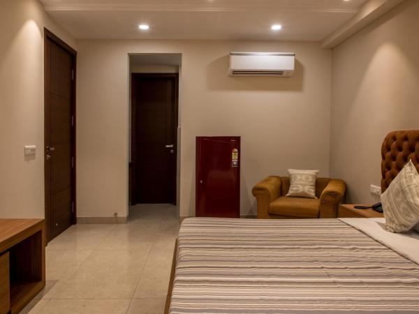 Perch Service Apartment-MG Road : photo 9 de la chambre studio avec vue sur jardin