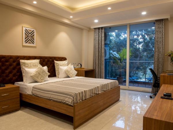 Perch Service Apartment-MG Road : photo 5 de la chambre studio avec vue sur jardin