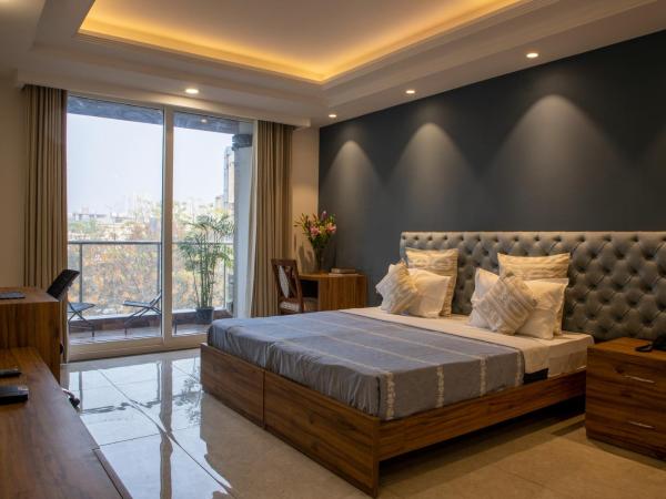 Perch Service Apartment-MG Road : photo 2 de la chambre studio avec vue sur jardin