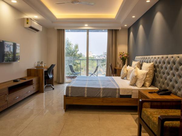 Perch Service Apartment-MG Road : photo 1 de la chambre studio avec vue sur jardin