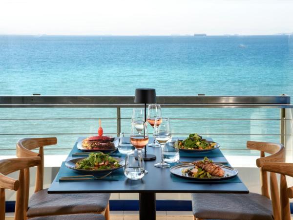 Poseidon Athens Hotel : photo 2 de la chambre chambre double ou lits jumeaux - vue sur mer