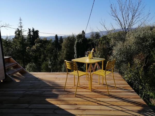 Les lodges de l'oliveraie de Virevent : photo 4 de la chambre studio - vue sur montagne