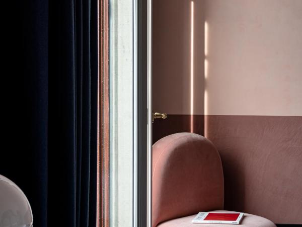Il Palazzo Experimental : photo 4 de la chambre chambre double ou lits jumeaux - vue sur canal