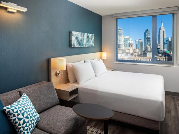 Hyatt Place New York Chelsea : photo 2 de la chambre chambre lit king-size avec canapé-lit - vue sur ville