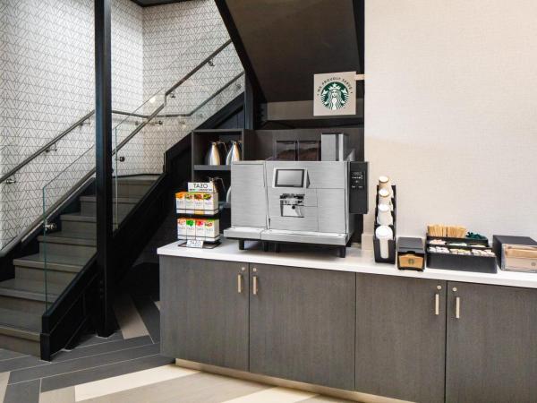 Hyatt Place New York Chelsea : photo 4 de la chambre chambre lit king-size avec douche accessible en fauteuil roulant - adaptée aux personnes à mobilité réduite