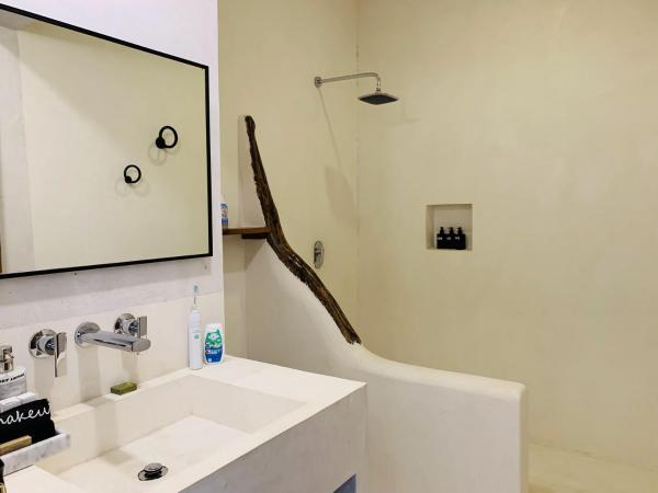 Dune Boutique Hotel located at the party zone : photo 5 de la chambre hébergement deluxe avec petite piscine - vue partielle sur mer