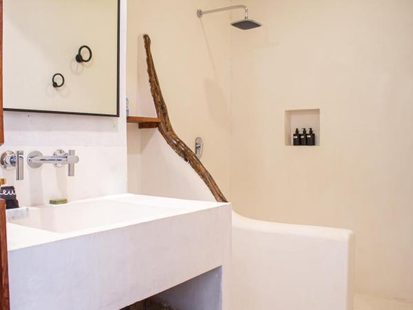 Dune Boutique Hotel located at the party zone : photo 9 de la chambre hébergement deluxe avec petite piscine - vue partielle sur mer