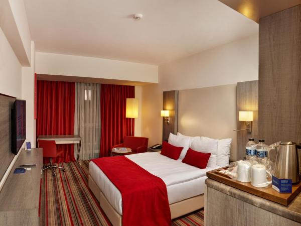 Ramada Plaza By Wyndham Izmir : photo 2 de la chambre chambre lit queen-size deluxe