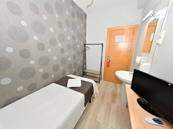 Hostal Falfes : photo 1 de la chambre chambre simple avec salle de bains commune