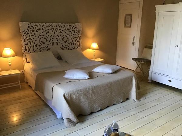 Aux Anges Gardiens : photo 4 de la chambre chambre double supérieure - vue sur jardin