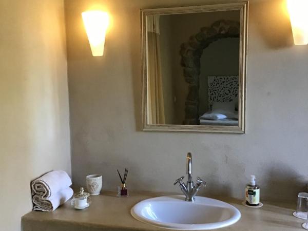 Aux Anges Gardiens : photo 1 de la chambre chambre double supérieure - vue sur jardin