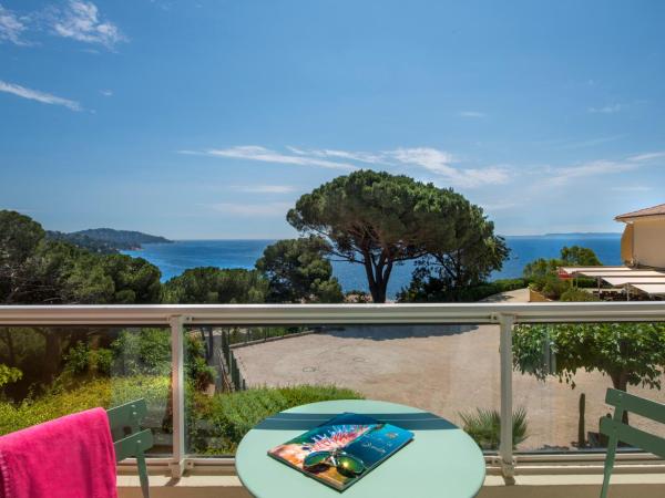 Hôtel-Club du Domaine d'Aiguebelle, USSIM Vacances : photo 4 de la chambre chambre double deluxe - vue latérale sur mer