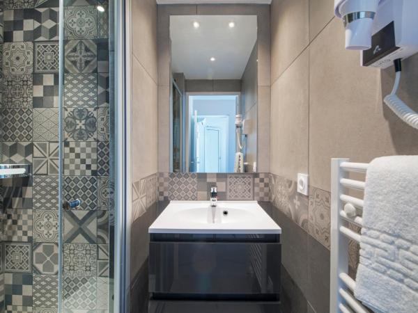 Hôtel-Club du Domaine d'Aiguebelle, USSIM Vacances : photo 5 de la chambre chambre double deluxe - vue latérale sur mer