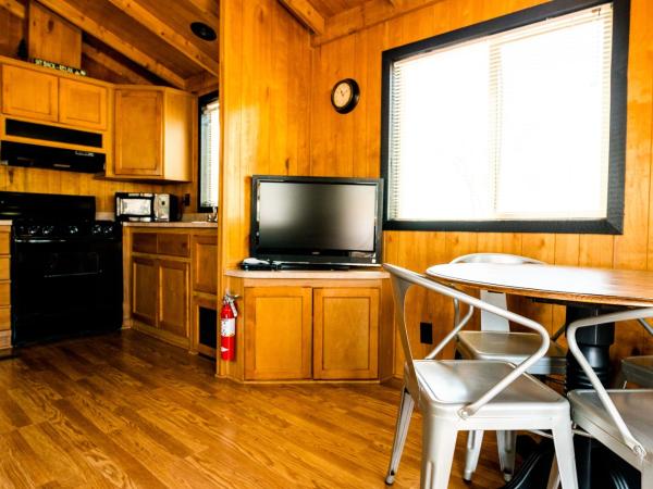 Garden of the Gods RV Resort : photo 1 de la chambre resort cottage with bunks