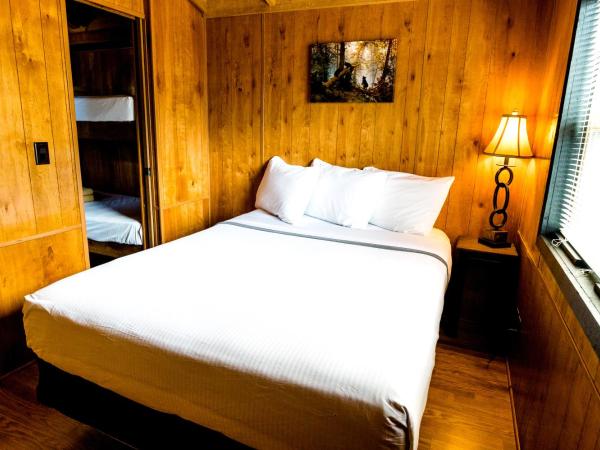 Garden of the Gods RV Resort : photo 4 de la chambre resort cottage with bunks