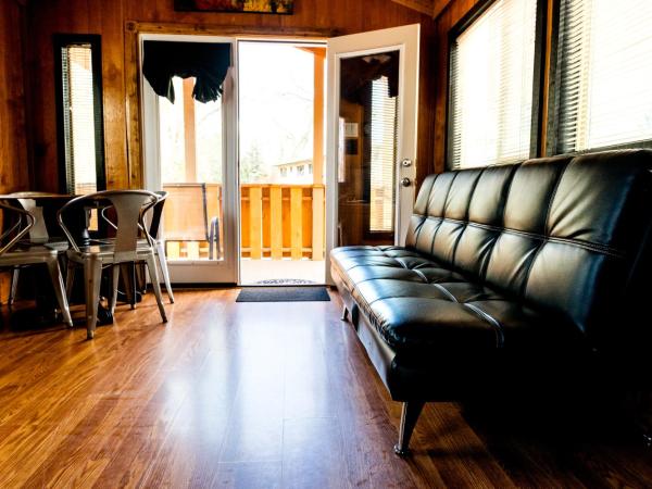 Garden of the Gods RV Resort : photo 10 de la chambre resort cottage with bunks