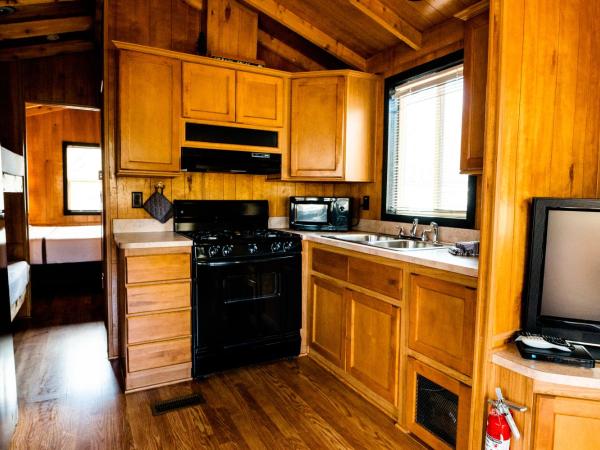 Garden of the Gods RV Resort : photo 8 de la chambre resort cottage with bunks