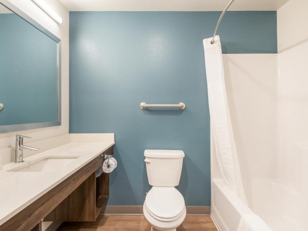 WoodSpring Suites Colorado Springs North - Air Force Academy : photo 1 de la chambre suite lit king-size avec canapé-lit - non-fumeurs