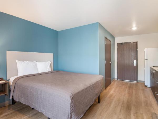 WoodSpring Suites Colorado Springs North - Air Force Academy : photo 4 de la chambre suite lit king-size avec canapé-lit - non-fumeurs