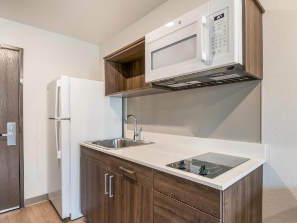 WoodSpring Suites Colorado Springs North - Air Force Academy : photo 7 de la chambre suite lit king-size avec canapé-lit - non-fumeurs