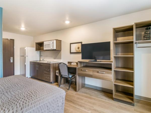 WoodSpring Suites Colorado Springs North - Air Force Academy : photo 8 de la chambre suite lit king-size avec canapé-lit - non-fumeurs