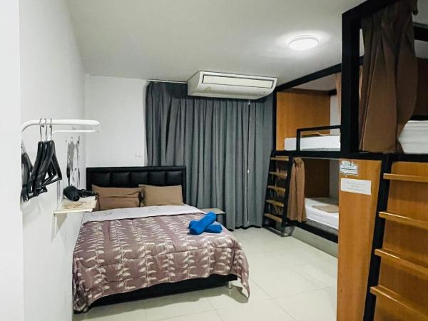 HOMEY-Don Mueang Airport Hostel : photo 3 de la chambre chambre familiale avec salle de bains privative