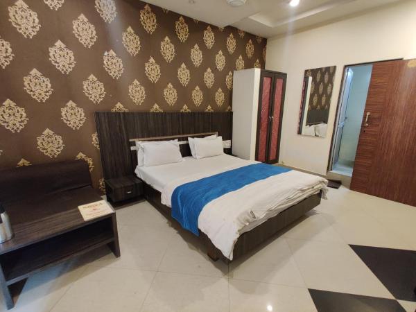 Hotel Savera : photo 6 de la chambre chambre lit queen-size avec balcon