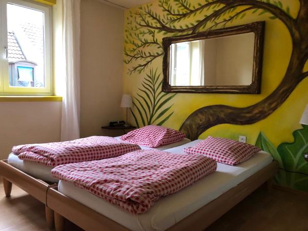 Oldtown Hostel Otter : photo 2 de la chambre chambre lits jumeaux avec salle de bains