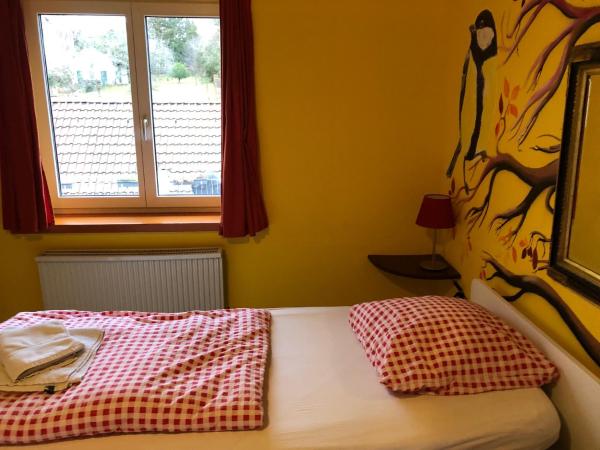 Oldtown Hostel Otter : photo 4 de la chambre chambre lits jumeaux avec salle de bains