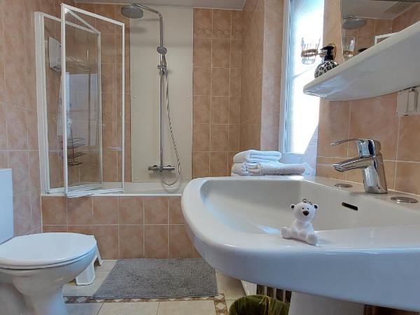 Albert - Rooms : photo 1 de la chambre chambre lits jumeaux avec salle de bains privative séparée