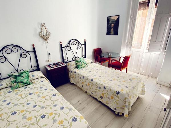 Pensión Guesthouse Antonio : photo 1 de la chambre chambre quadruple avec salle de bains privative séparée