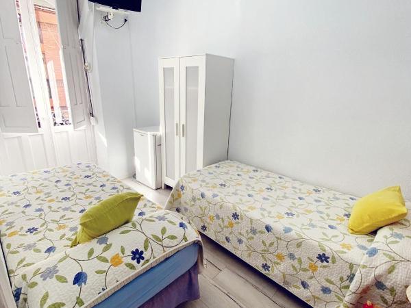 Pensión Guesthouse Antonio : photo 4 de la chambre chambre quadruple avec salle de bains privative séparée