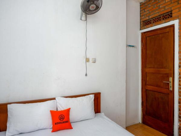 KoolKost Syariah near Malioboro Area : photo 2 de la chambre chambre double standard avec salle de bains commune