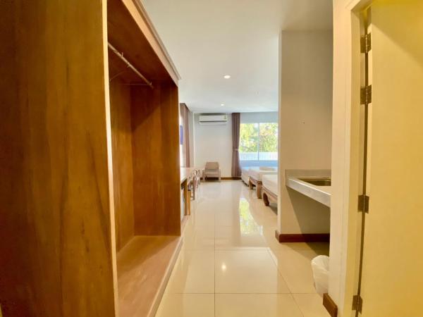 At Ruam Chok Hotel : photo 7 de la chambre chambre triple