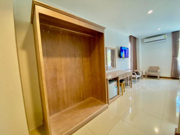 At Ruam Chok Hotel : photo 8 de la chambre chambre triple