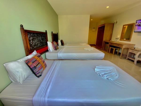 At Ruam Chok Hotel : photo 4 de la chambre chambre triple