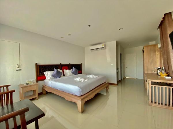 At Ruam Chok Hotel : photo 8 de la chambre chambre deluxe double ou lits jumeaux