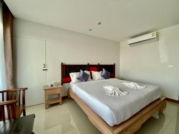 At Ruam Chok Hotel : photo 9 de la chambre chambre deluxe double ou lits jumeaux