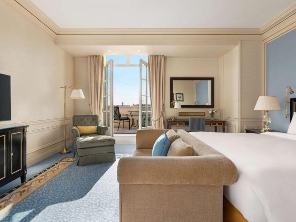 Shangri-La Paris : photo 3 de la chambre chambre lit king-size avec terrasse - vue sur tour eiffel